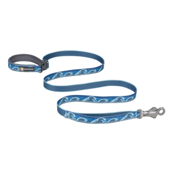 Blauer Hundeleine mit Wellenmuster, ausgestattet mit einem gepolsterten Griff und einem Metallclip zur Befestigung, beschriftet mit "RUFFWEAR."