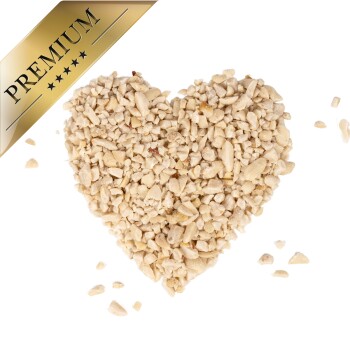 Herzförmiger Haufen aus zerstoßenen Nüssen mit einem goldenen Banner "PREMIUM" in der oberen linken Ecke.