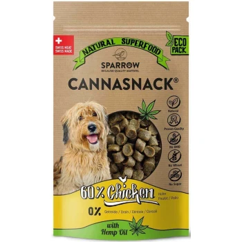Hundefutterpaket mit einem glücklichen Hund, beschriftet mit "CANNASNACK" mit 60% Huhn, ohne Getreide und Hanföl, als natürliches Superfood gekennzeichnet.