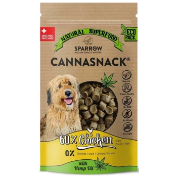 Hundefutterpaket mit einem glücklichen Hund, beschriftet mit "CANNASNACK" mit 60% Huhn, ohne Getreide und Hanföl, als natürliches Superfood gekennzeichnet.