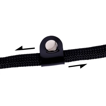 Nahaufnahme einer schwarzen geflochtenen Leine für Haustiere mit einem Metallverschluss, die den verstellbaren Schiebemechanismus zur Längenanpassung zeigt.