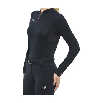 Eine Frau trägt ein schwarzes langärmliges Sportoberteil mit einem Reißverschlusskragen und Netzpaneelen, kombiniert mit schwarzen, eng anliegenden Hosen und einem Gürtel.