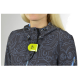 Gros plan d'une femme portant une veste à motifs avec capuche, arborant une étiquette jaune vif portant la mention "BATTRESS."