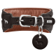 Dunkelbraunes, gepolstertes Lederhalsband mit silberner Schnalle, rund geprägtem Hundemarkenanhänger und Metall-HUNTER-Logo.