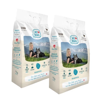 Soft Senior Huhn und Kartoffel 2x4 kg Zwei 4 kg Beutel Schweizer Natur Hundefutter für Senioren mit 72% frischem Fleisch, vor einem malerischen Hintergrund einer Frau und ihrem Hund.