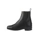 Schwarze Reitstiefel mit seitlichem Reißverschluss und elastischen Einsätzen, die ein Logo an der Außenseite tragen.