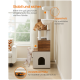 Zwei Katzen spielen auf einem stabilen Katzenbaum mit verstellbaren Füßen und einem hängenden orangefarbenen Ball; deutscher Text betont Sicherheitsmerkmale.