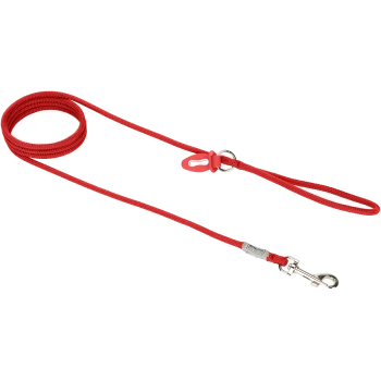 Rode gevlochten hondenriem met een metalen clip en een lus handvat, met een plastic schuif voor verstelbare lengte.