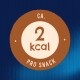 Bruine cirkelvormige label met '2 kcal' in het midden en 'PRO SNACK' eronder, tegen een blauwe achtergrond.