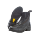 Schwarze Reitstiefel mit seitlichem Reißverschluss und Schnürsenkeln, mit einer strukturierten Gummisohle und einem eleganten Design.