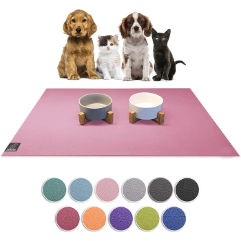 Eine rosa Haustiermatte mit zwei Futternäpfen auf Holzständern, umgeben von verschiedenen Farbmustern, mit Hunden und Katzen im Hintergrund.