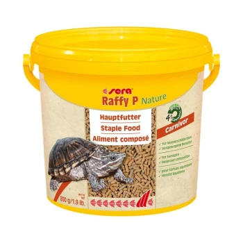 Gele emmer Sera Raffy P Nature schildpadvoer, gelabeld 'Basisvoeding' en 'Carnivoor', met een schildpadafbeelding en een netto gewicht van 850g.
