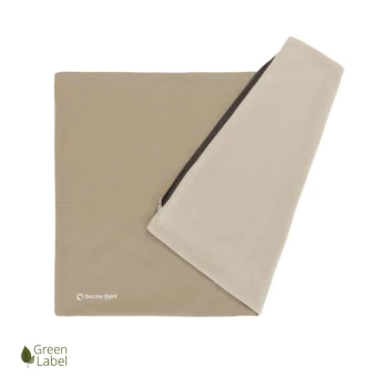 Eine weiche, beige Haustierdecke mit einem Reißverschlussrand, mit dem Logo "Doctor Bark" und einem "Green Label"-Emblem in der Ecke.