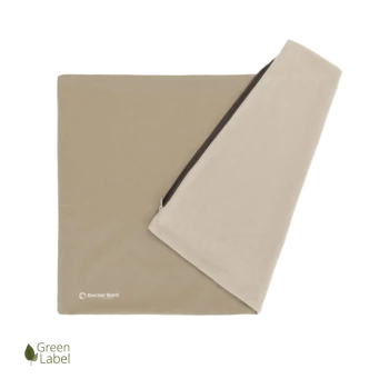 Eine weiche, beige Haustierdecke mit einem Reißverschlussrand, mit dem Logo "Doctor Bark" und einem "Green Label"-Emblem in der Ecke.