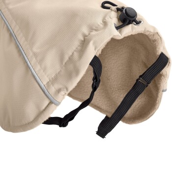 Beige Haustierjacke mit Fleece-Futter, ausgestattet mit verstellbaren Riemen und einem Kordelzugverschluss für eine sichere Passform.