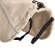Beige Haustierjacke mit Fleece-Futter, ausgestattet mit verstellbaren Riemen und einem Kordelzugverschluss für eine sichere Passform.