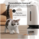 Eine Katze nähert sich einem modernen Futterspender für Haustiere, der eine Sprechblase mit dem Text "Hey Baby, es ist Zeit zu essen!" hat.