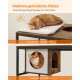 Eine schlafende orangefarbene Katze auf einer gepolsterten Plattform, über einem Holz-Katzenhaus mit drei Eingängen, mit Text über gemütliche Plätze für Katzen.