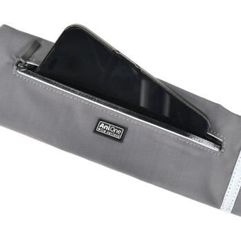 Pochette d'accessoires pour animaux grise avec un smartphone partiellement visible à l'intérieur, comportant une fermeture éclair et le logo 'AniOne Wild Variety'.