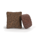 Zwei strukturierte braune Tierfutter-Kroketten, eine quadratisch und eine rund, auf dunklem Untergrund.