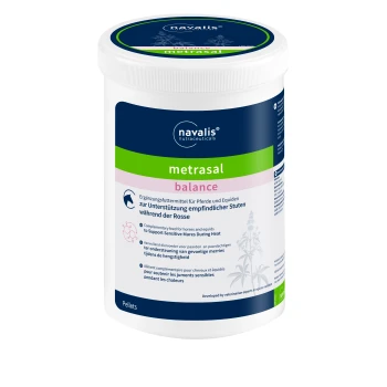 Behälter mit Navalis Metrasal Balance Pellets, Ergänzungsfuttermittel zur Unterstützung sensibler Stuten während der Läufigkeit, mit Text in Deutsch, Englisch, Niederländisch und Französisch.