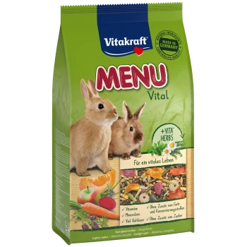 Eine Tüte Vitakraft MENU Vital Kaninchenfutter mit zwei Kaninchen auf der Vorderseite, mit Text, der natürliche Zutaten und Vitamine hervorhebt.