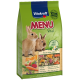 Eine Tüte Vitakraft MENU Vital Kaninchenfutter mit zwei Kaninchen auf der Vorderseite, mit Text, der natürliche Zutaten und Vitamine hervorhebt.