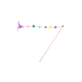Baguette jouet pour chat avec manche en bois, pompons colorés et plume violette attachée.