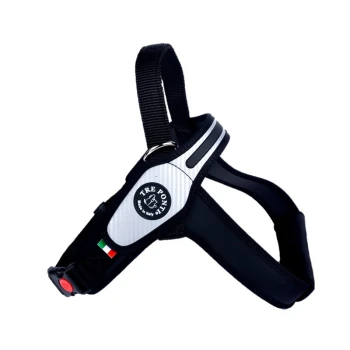 Schwarz-weißes Hundegeschirr mit einem Logo, das "TRE PON" und "Made in Italy" liest, mit verstellbaren Riemen und einem roten Knopf.