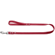 Rote Hundeleine mit einem silbernen Metallclip, mit einer strukturierten Oberfläche und zwei Metallnieten für zusätzliche Haltbarkeit.
