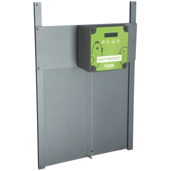 Metalltür eines elektrischen Geflügelzauns mit grünem Steuerkasten, beschriftet mit „Easy Protect“ und „Kerbl“-Logo.