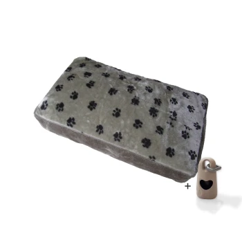 Graues Haustierbett mit schwarzem Pfotenabdruckmuster, begleitet von einem beigen Haustieranhänger mit herzförmigem Ausschnitt.