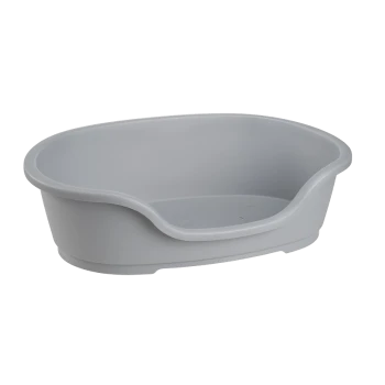 Lit pour animal en plastique gris avec un design incurvé et des trous de drainage, adapté aux animaux de petite à moyenne taille.