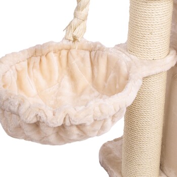 Eine plüschige, cremefarbene Katzenhängematte, die an einem Kratzbaum befestigt ist, mit einem weichen, rüschigen Rand und einem hängenden Spielzeug aus natürlichem Seil.