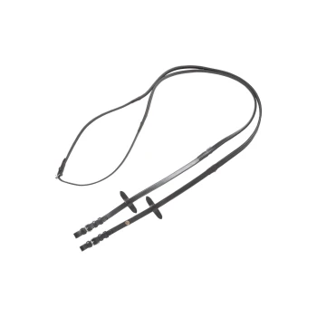 Schwarze Lederleine für Hunde mit verstellbaren Clips und einem dekorativen Emblem, flach auf einem weißen Hintergrund ausgelegt.