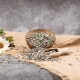 Eine Holzschale mit Sonnenblumenkernen auf Jute, mit verschütteten Kernen und einem Schaufel in der Nähe. Mit dem Logo "LYRA NATURE POWER".