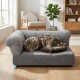 Sechs Dosen Katzenfutter, Schale mit Nassfutter und eine sitzende Katze; sichtbarer Text: '95% Fleischanteil, Set mit 3 leckeren Sorten'.