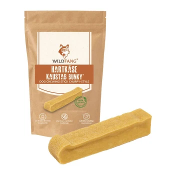 Eine Packung Wildfang Hartkäse Kaustab Bunky Hundekau-Stick, mit einem gelben Stick neben der Tüte, beschriftet mit '100% NATURAL'.