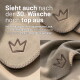 Taupefarbene, anti-pilling Fleece-Haustierdecke mit gesticktem Kronenlogo; Einblendtext: „Sieht auch nach der 30. Wäsche noch top aus“.