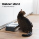 Getigerte Katze neben grauem erhöhtem Doppelnapf-Futterspender; sichtbarer Text: 'Stabiler Stand' und 'für stressfreies Fressen'.