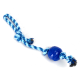 Blauer Gummiball, der an einem geflochtenen blau-weißen Seil befestigt ist, entworfen als Spielzeug für Hunde.