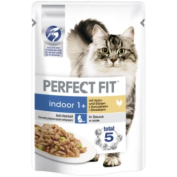 Katzenfutterverpackung mit einer flauschigen grauen Katze, beschriftet mit "Perfect Fit indoor 1+" mit Huhn und Erbsen in Sauce, Anti-Haarball-Formel.