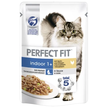 Katzenfutterverpackung mit einer flauschigen grauen Katze, beschriftet mit "Perfect Fit indoor 1+" mit Huhn und Erbsen in Sauce, Anti-Haarball-Formel.