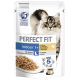 Emballage de nourriture pour chat présentant un chat gris duveteux, étiqueté "Perfect Fit indoor 1+" avec du poulet et des pois dans une sauce, formule anti-boules de poils.