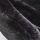 Nahaufnahme eines weichen, plüschigen schwarzen Haustierbettes mit abgerundetem Rand, das seine gemütliche Textur und einladende Erscheinung zeigt.