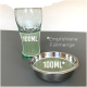 Ein Glas und eine Edelstahlschüssel, beide gefüllt mit einer grünen Flüssigkeit, jeweils mit "100ML" und dem Text "*Empfohlene Füllmenge" in der Nähe.