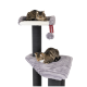 Zwei Katzen, die auf einem mehrstöckigen Katzenbaum mit weichen, plüschigen Oberflächen und einem baumelnden Pom-Pom-Spielzeug entspannen.