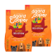 Zwei Säcke Edgard Cooper Hundefutter mit einem orangefarbenen Design, Cartoon-Huhn, Früchten und dem Text "Saftiges Freilaufhuhn" und "Für Adult Hunde."