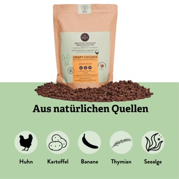 Eine Tüte "Crispy Chicken" Premium-Trockenfutter für Hunde mit Huhn, Kartoffeln, Bananen, Thymian und Algen, beschriftet mit "Aus natürlichen Quellen."