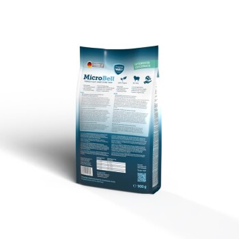 Rückseite eines Haustierfutterbeutels mit der Aufschrift "MicroBell," mit einem blauen Farbverlauf-Design, 900g Gewicht und Text, der es als 100% vegan hervorhebt.
